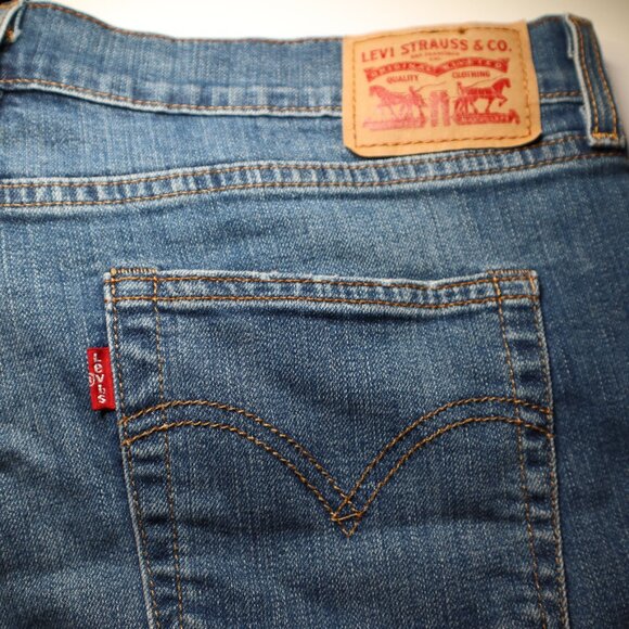 Levi's Jean Shorts, Distressed Detail, Size 31. 99% Cotton. - Picture 4 of 5
